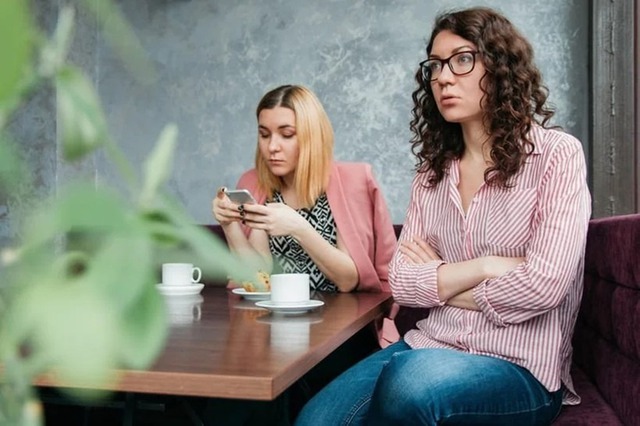 5 hành vi làm 'thui chột' mọi mối quan hệ mà người EQ thấp thường không nhận ra- Ảnh 2.