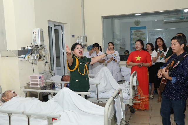 14 năm gieo hạt yêu thương của chương trình 'Mang âm nhạc đến bệnh viện'- Ảnh 1.