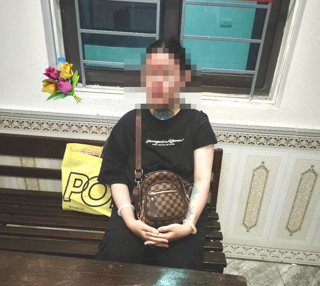 Bức xúc vì xe không nổ máy, Ngân Baby ném đá phá hoại tài sản- Ảnh 1. Bức xúc vì xe không nổ máy, Ngân Baby ném đá phá hoại tài sản- Ảnh 1.