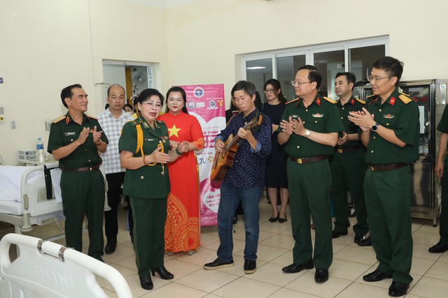Gặp gỡ bệnh nhân ung thư giai đoạn cuối tìm lại nghị lực sống từ tiếng hát nơi phòng bệnh - Ảnh 2. Gặp gỡ bệnh nhân ung thư giai đoạn cuối tìm lại nghị lực sống từ tiếng hát nơi phòng bệnh - Ảnh 2.