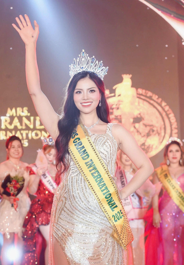 Nữ Thạc sĩ của Đại học Quốc gia Hà Nội vừa đăng quang Mrs Grand International 2025 - Ảnh 2. Nữ Thạc sĩ của Đại học Quốc gia Hà Nội vừa đăng quang Mrs Grand International 2025 - Ảnh 2.