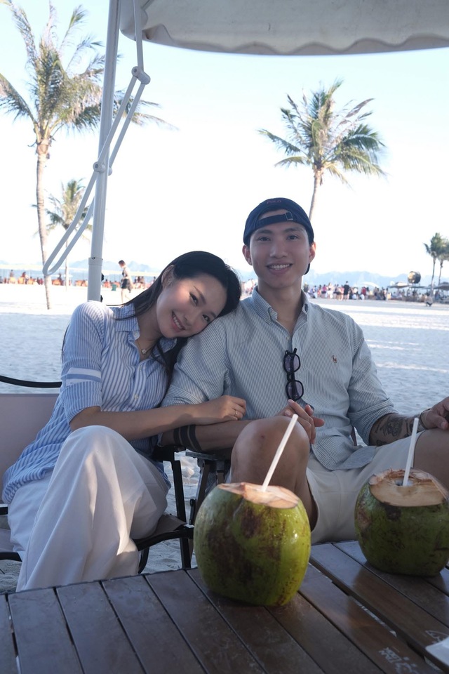 Đoàn Văn Hậu khoe loạt ảnh bên vợ con khi đi nghỉ dưỡng, cộng đồng mạng 'lụi tim' với vẻ đáng yêu của quý tử đầu lòng - Ảnh 4. Đoàn Văn Hậu khoe loạt ảnh bên vợ con khi đi nghỉ dưỡng, cộng đồng mạng 'lụi tim' với vẻ đáng yêu của quý tử đầu lòng - Ảnh 4.