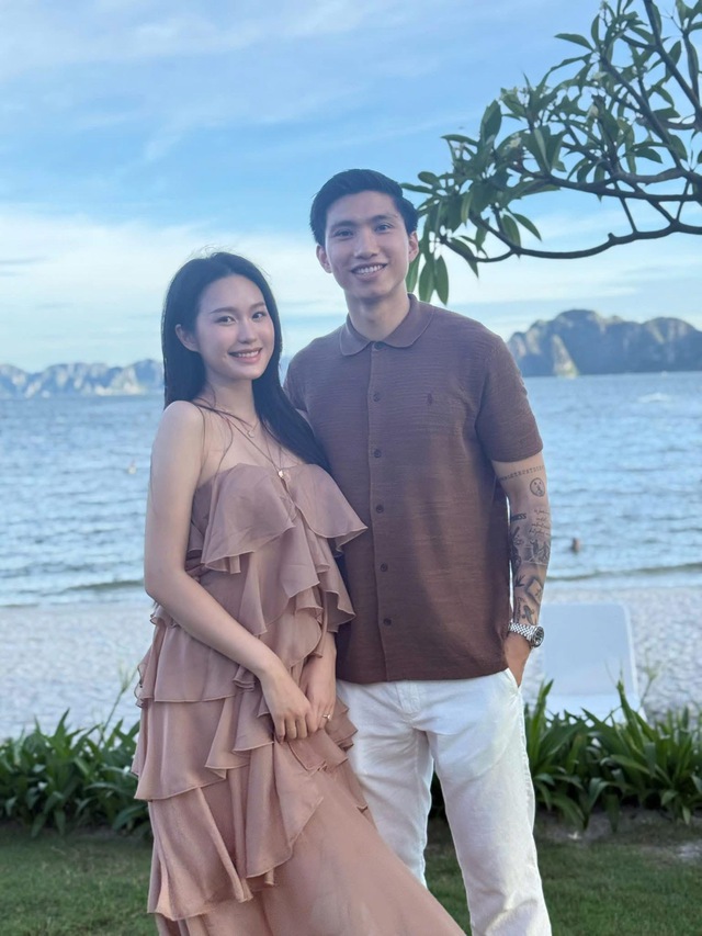 Đoàn Văn Hậu khoe loạt ảnh bên vợ con khi đi nghỉ dưỡng, cộng đồng mạng 'lụi tim' với vẻ đáng yêu của quý tử đầu lòng - Ảnh 3. Đoàn Văn Hậu khoe loạt ảnh bên vợ con khi đi nghỉ dưỡng, cộng đồng mạng 'lụi tim' với vẻ đáng yêu của quý tử đầu lòng - Ảnh 3.