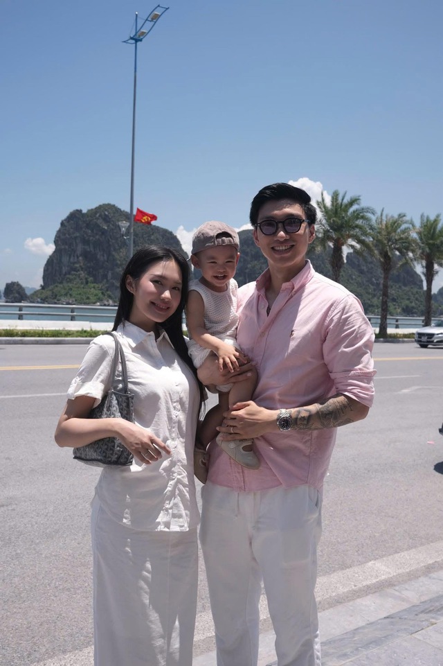 Đoàn Văn Hậu khoe loạt ảnh bên vợ con khi đi nghỉ dưỡng, cộng đồng mạng 'lụi tim' với vẻ đáng yêu của quý tử đầu lòng - Ảnh 1. Đoàn Văn Hậu khoe loạt ảnh bên vợ con khi đi nghỉ dưỡng, cộng đồng mạng 'lụi tim' với vẻ đáng yêu của quý tử đầu lòng - Ảnh 1.