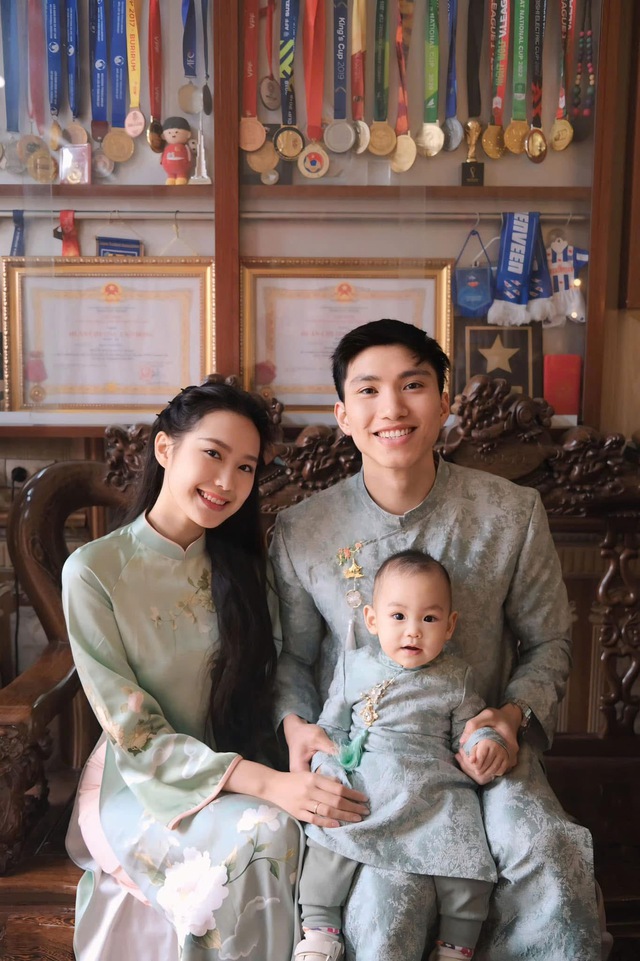 Đoàn Văn Hậu khoe loạt ảnh bên vợ con khi đi nghỉ dưỡng, cộng đồng mạng 'lụi tim' với vẻ đáng yêu của quý tử đầu lòng - Ảnh 7. Đoàn Văn Hậu khoe loạt ảnh bên vợ con khi đi nghỉ dưỡng, cộng đồng mạng 'lụi tim' với vẻ đáng yêu của quý tử đầu lòng - Ảnh 7.