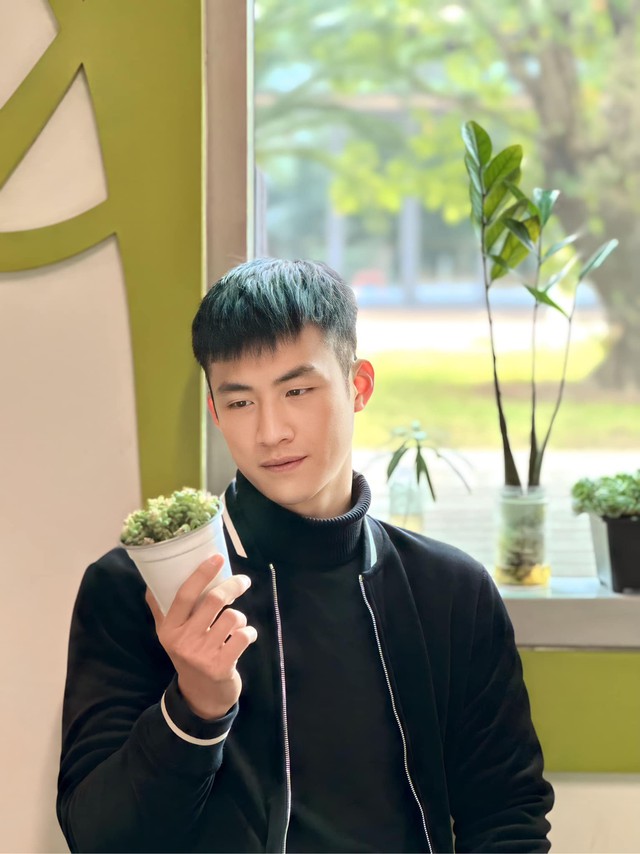 Duy Khánh 'xả vai' bộ đội vào vai anh chàng lái xe vui tính trong 'Dịu dàng màu nắng' - Ảnh 2. Duy Khánh 'xả vai' bộ đội vào vai anh chàng lái xe vui tính trong 'Dịu dàng màu nắng' - Ảnh 2.
