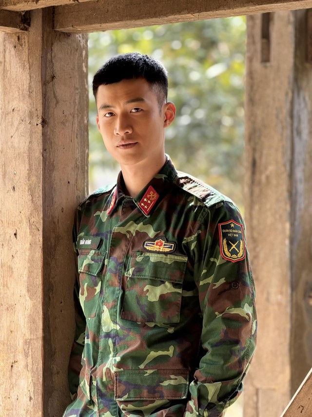 Duy Khánh 'xả vai' bộ đội vào vai anh chàng lái xe vui tính trong 'Dịu dàng màu nắng' - Ảnh 3. Duy Khánh 'xả vai' bộ đội vào vai anh chàng lái xe vui tính trong 'Dịu dàng màu nắng' - Ảnh 3.