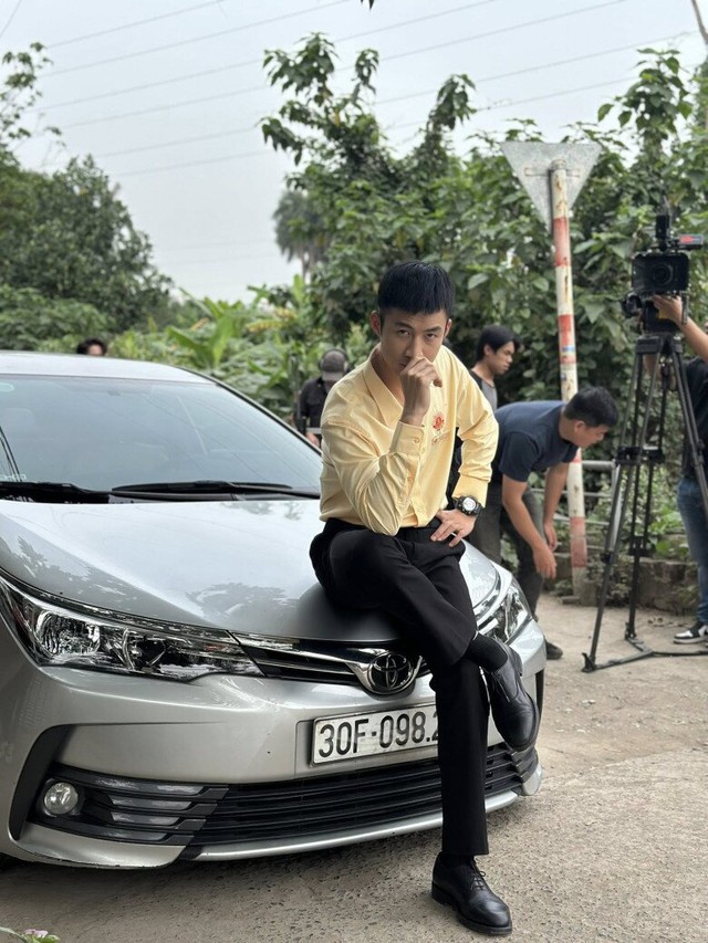 Duy Khánh 'xả vai' bộ đội vào vai anh chàng lái xe vui tính trong 'Dịu dàng màu nắng' - Ảnh 9. Duy Khánh 'xả vai' bộ đội vào vai anh chàng lái xe vui tính trong 'Dịu dàng màu nắng' - Ảnh 9.