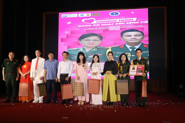 Phan Viết Vinh - Bệnh nhân ung thư giai đoạn cuối tìm lại nghị lực sống từ tiếng hát nơi phòng bệnh- Ảnh 6. Phan Viết Vinh - Bệnh nhân ung thư giai đoạn cuối tìm lại nghị lực sống từ tiếng hát nơi phòng bệnh- Ảnh 6.
