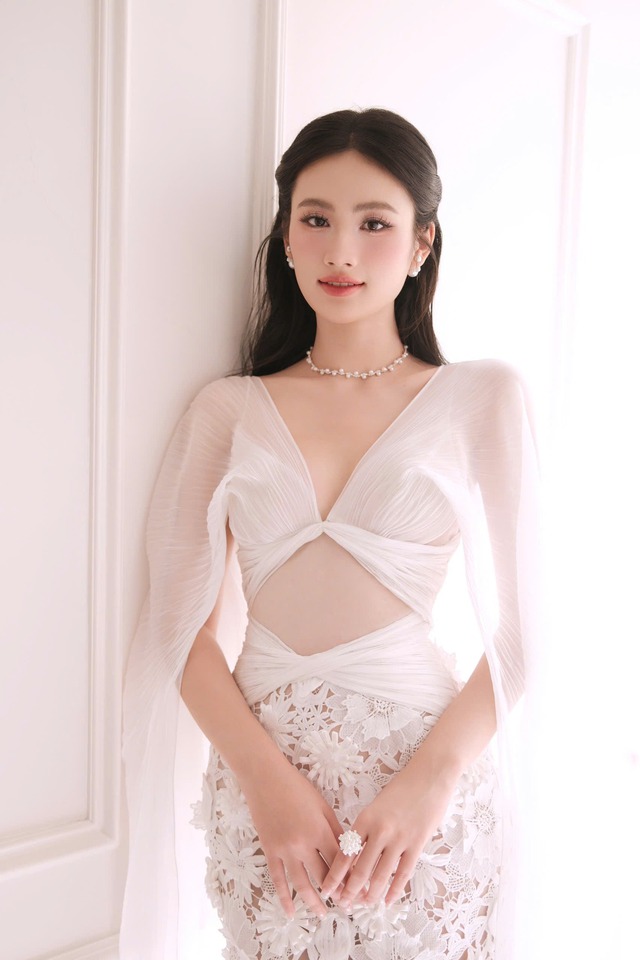 Hoa hậu Ý Nhi khiến cộng đồng mạng 'dậy sóng' khi diện bikini với 'góc nghiêng thần thánh'- Ảnh 6. Hoa hậu Ý Nhi khiến cộng đồng mạng 'dậy sóng' khi diện bikini với 'góc nghiêng thần thánh'- Ảnh 6.