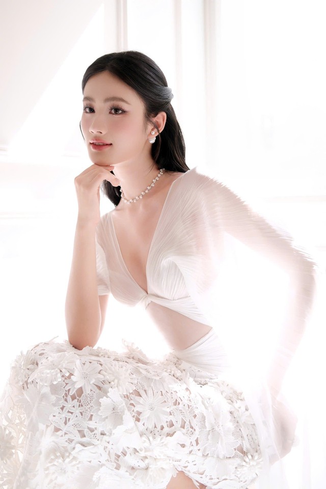 Hoa hậu Ý Nhi khiến cộng đồng mạng 'dậy sóng' khi diện bikini với 'góc nghiêng thần thánh'- Ảnh 8. Hoa hậu Ý Nhi khiến cộng đồng mạng 'dậy sóng' khi diện bikini với 'góc nghiêng thần thánh'- Ảnh 8.