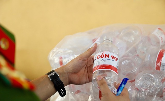 Phát hiện đường dây sản xuất, buôn bán cồn y tế giả- Ảnh 2. Phát hiện đường dây sản xuất, buôn bán cồn y tế giả- Ảnh 2.