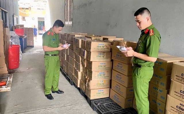 Phát hiện đường dây sản xuất, buôn bán cồn y tế giả- Ảnh 1. Phát hiện đường dây sản xuất, buôn bán cồn y tế giả- Ảnh 1.