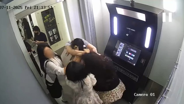 Công an vào cuộc vụ cô gái Việt tố bị du khách nước ngoài hành hung tại tiệm photobooth ở Hà Nội- Ảnh 2. Công an vào cuộc vụ cô gái Việt tố bị du khách nước ngoài hành hung tại tiệm photobooth ở Hà Nội- Ảnh 2.