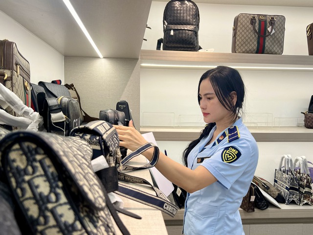 Xử phạt tiểu thương công khai bày bán hàng thời trang 'thượng lưu' giả mạo nhãn hiệu- Ảnh 2. Xử phạt tiểu thương công khai bày bán hàng thời trang 'thượng lưu' giả mạo nhãn hiệu- Ảnh 2.