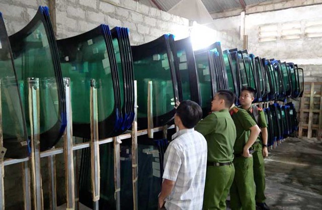 Nhóm đối tượng trong đường dây làm giả kính ô tô ở Huế lĩnh án- Ảnh 2. Nhóm đối tượng trong đường dây làm giả kính ô tô ở Huế lĩnh án- Ảnh 2.