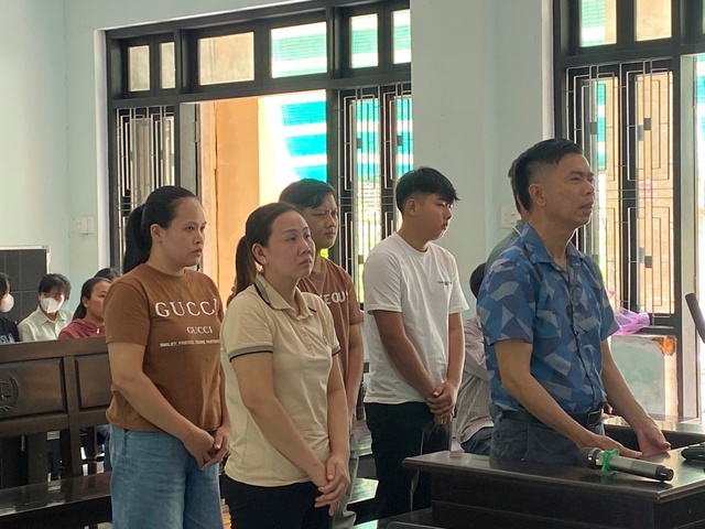 Nhóm đối tượng trong đường dây làm giả kính ô tô ở Huế lĩnh án- Ảnh 1. Nhóm đối tượng trong đường dây làm giả kính ô tô ở Huế lĩnh án- Ảnh 1.