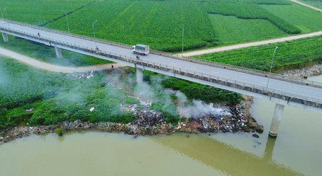 Tái diễn nạn đổ trộm rác bừa bãi ở Nghệ An- Ảnh 1. Tái diễn nạn đổ trộm rác bừa bãi ở Nghệ An- Ảnh 1.
