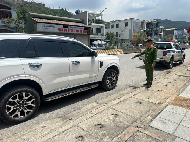 Gây tai nạn trong đêm, tài xế ô tô bỏ trốn- Ảnh 1. Gây tai nạn trong đêm, tài xế ô tô bỏ trốn- Ảnh 1.