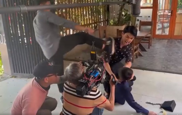 Lĩnh trọn cú đá, vai diễn kỳ lạ nhất của Bình An chính thức kết thúc trong 'Dịu dàng màu nắng'- Ảnh 4. Lĩnh trọn cú đá, vai diễn kỳ lạ nhất của Bình An chính thức kết thúc trong 'Dịu dàng màu nắng'- Ảnh 4.