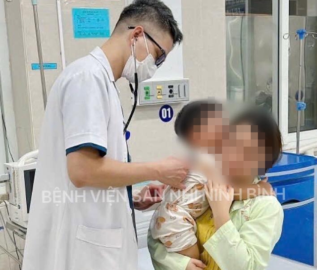 Ngồi trong xe ô tô đang di chuyển, 2 bé ở Ninh Bình bất ngờ co giật, mất ý thức - Ảnh 1. Ngồi trong xe ô tô đang di chuyển, 2 bé ở Ninh Bình bất ngờ co giật, mất ý thức - Ảnh 1.