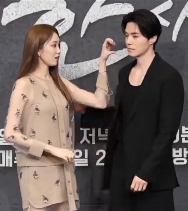 Lee Dong Wook lúng túng khi tạo dáng cùng Lee Sung Kyung tại họp báo phim "The Nice Guy"- Ảnh 2. Lee Dong Wook lúng túng khi tạo dáng cùng Lee Sung Kyung tại họp báo phim "The Nice Guy"- Ảnh 2.