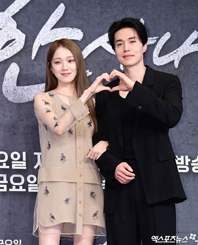 Lee Dong Wook lúng túng khi tạo dáng cùng Lee Sung Kyung tại họp báo phim "The Nice Guy"- Ảnh 3. Lee Dong Wook lúng túng khi tạo dáng cùng Lee Sung Kyung tại họp báo phim "The Nice Guy"- Ảnh 3.