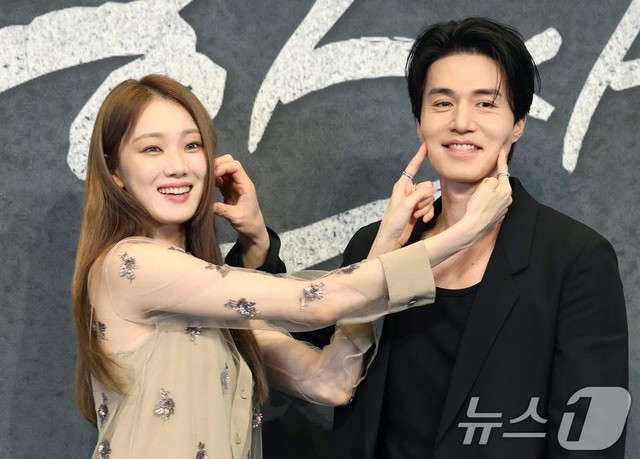 Lee Dong Wook lúng túng khi tạo dáng cùng Lee Sung Kyung tại họp báo phim "The Nice Guy"- Ảnh 4. Lee Dong Wook lúng túng khi tạo dáng cùng Lee Sung Kyung tại họp báo phim "The Nice Guy"- Ảnh 4.