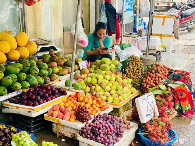 Vải thiều vào cuối vụ, người tiêu dùng tranh thủ mua dự trữ trước khi hết mùa- Ảnh 1. Vải thiều vào cuối vụ, người tiêu dùng tranh thủ mua dự trữ trước khi hết mùa- Ảnh 1.
