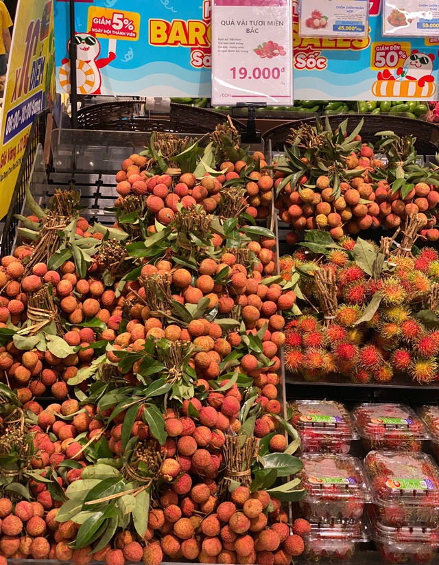 Vải thiều vào cuối vụ, người tiêu dùng tranh thủ mua dự trữ trước khi hết mùa- Ảnh 3. Vải thiều vào cuối vụ, người tiêu dùng tranh thủ mua dự trữ trước khi hết mùa- Ảnh 3.