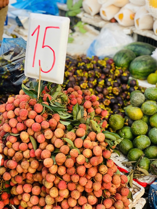 Vải thiều vào cuối vụ, người tiêu dùng tranh thủ mua dự trữ trước khi hết mùa- Ảnh 5. Vải thiều vào cuối vụ, người tiêu dùng tranh thủ mua dự trữ trước khi hết mùa- Ảnh 5.