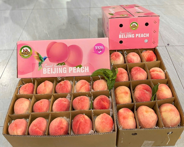 Một loại đào của Trung Quốc đổ bộ thị trường Việt, giá vài chục nghìn đồng/quả vẫn được chị em thi nhau “chốt đơn”- Ảnh 4.