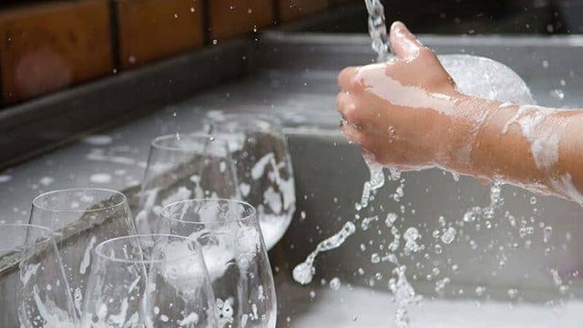 Bật mí vài mẹo làm sạch đồ dùng trong nhà tiết kiệm thời gian cho chị em nội trợ - Ảnh 4.