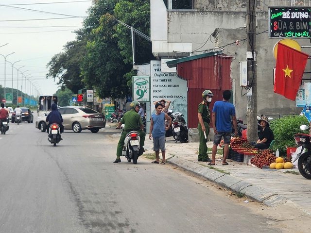 Chợ cóc, chợ tạm ở Thanh Hóa hoạt động giờ cao điểm, tiềm ẩn nguy cơ tai nạn- Ảnh 4. Chợ cóc, chợ tạm ở Thanh Hóa hoạt động giờ cao điểm, tiềm ẩn nguy cơ tai nạn- Ảnh 4.