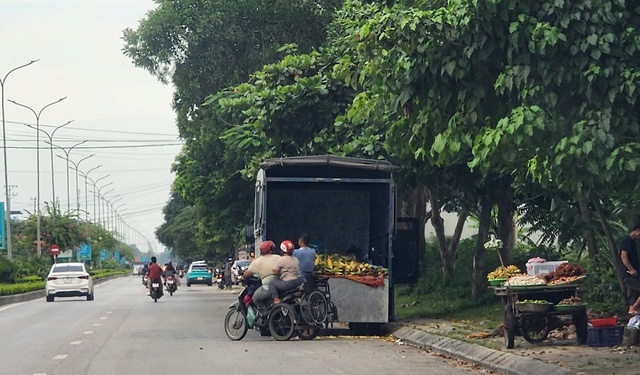 Chợ cóc, chợ tạm ở Thanh Hóa hoạt động giờ cao điểm, tiềm ẩn nguy cơ tai nạn- Ảnh 1. Chợ cóc, chợ tạm ở Thanh Hóa hoạt động giờ cao điểm, tiềm ẩn nguy cơ tai nạn- Ảnh 1.