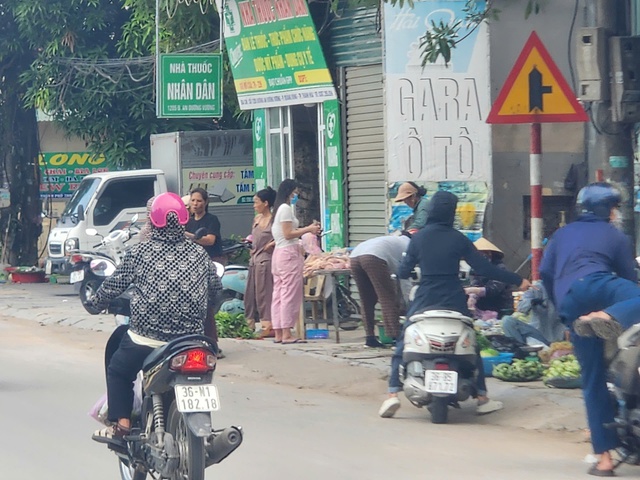 Chợ cóc, chợ tạm ở Thanh Hóa hoạt động giờ cao điểm, tiềm ẩn nguy cơ tai nạn- Ảnh 3. Chợ cóc, chợ tạm ở Thanh Hóa hoạt động giờ cao điểm, tiềm ẩn nguy cơ tai nạn- Ảnh 3.