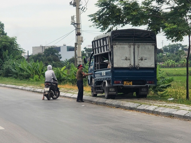 Chợ cóc, chợ tạm ở Thanh Hóa hoạt động giờ cao điểm, tiềm ẩn nguy cơ tai nạn- Ảnh 2. Chợ cóc, chợ tạm ở Thanh Hóa hoạt động giờ cao điểm, tiềm ẩn nguy cơ tai nạn- Ảnh 2.
