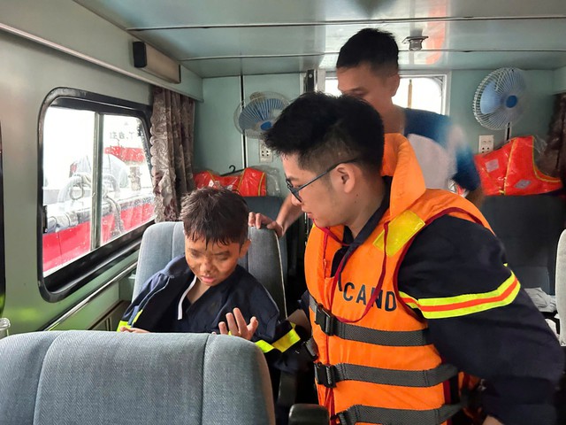 Lời kể của bé trai 10 tuổi may mắn được cứu sống trong vụ lật tàu ở vịnh Hạ Long - Ảnh 3. Lời kể của bé trai 10 tuổi may mắn được cứu sống trong vụ lật tàu ở vịnh Hạ Long - Ảnh 3.