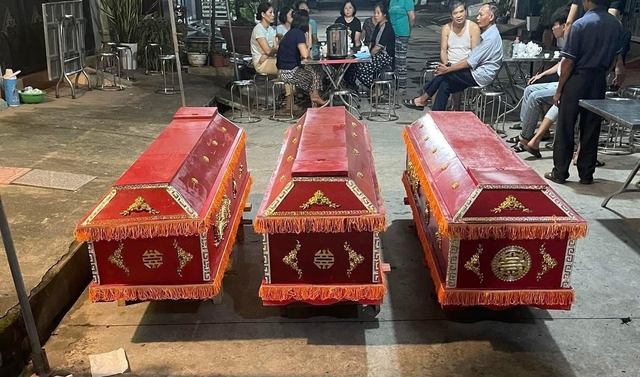 Vụ lật tàu ở vịnh Hạ Long: Vợ sống sót, chồng và 2 con tử nạn- Ảnh 1.
