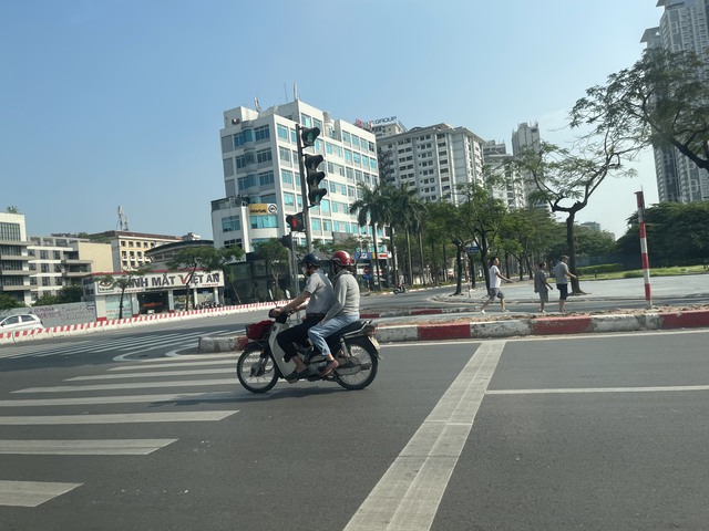 Hà Nội và miền Bắc nắng nóng mạnh trước khi hứng mưa lớn từ bão số 3- Ảnh 2.