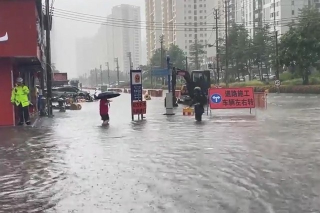 Hình ảnh bão Wipha gây cuồng phong khi đổ bộ Trung Quốc khiến hàng trăm ngàn người phải sơ tán- Ảnh 5. Hình ảnh bão Wipha gây cuồng phong khi đổ bộ Trung Quốc khiến hàng trăm ngàn người phải sơ tán- Ảnh 5.
