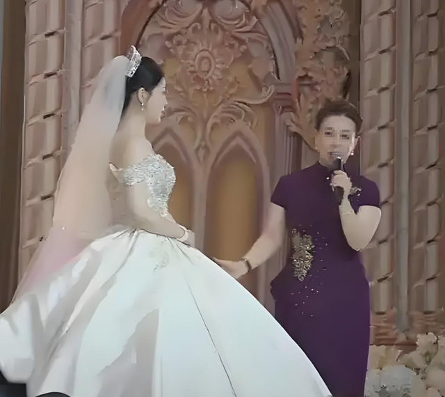 Trong hôn lễ, mẹ chồng lên trao cho tôi 3 chiếc kiềng vàng rất to, sang sảng ép buộc một việc ngoài dự tính - Ảnh 2. Trong hôn lễ, mẹ chồng lên trao cho tôi 3 chiếc kiềng vàng rất to, sang sảng ép buộc một việc ngoài dự tính - Ảnh 2.