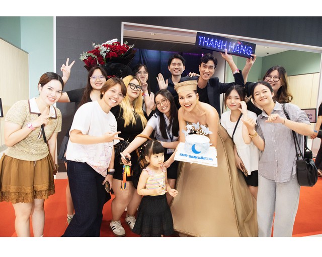 Thanh Hằng thăm, tặng quà nghệ sĩ và người già neo đơn
- Ảnh 8. Thanh Hằng thăm, tặng quà nghệ sĩ và người già neo đơn
- Ảnh 8.