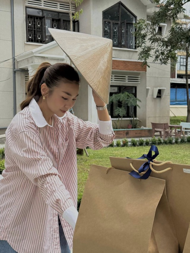 Thanh Hằng thăm, tặng quà nghệ sĩ và người già neo đơn
- Ảnh 1. Thanh Hằng thăm, tặng quà nghệ sĩ và người già neo đơn
- Ảnh 1.