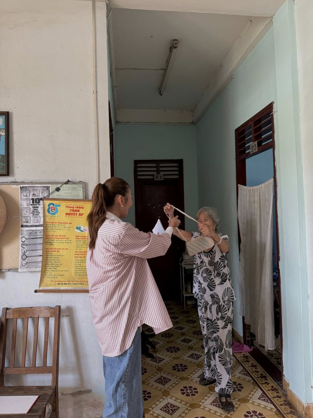 Thanh Hằng thăm, tặng quà nghệ sĩ và người già neo đơn
- Ảnh 2. Thanh Hằng thăm, tặng quà nghệ sĩ và người già neo đơn
- Ảnh 2.