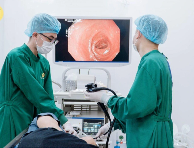 Người phụ nữ 63 tuổi ở Hà Nội bất ngờ phát hiện ung thư trực tràng: Đây là dấu hiệu nhiều người gặp phải nhưng bỏ qua - Ảnh 2. Người phụ nữ 63 tuổi ở Hà Nội bất ngờ phát hiện ung thư trực tràng: Đây là dấu hiệu nhiều người gặp phải nhưng bỏ qua - Ảnh 2.
