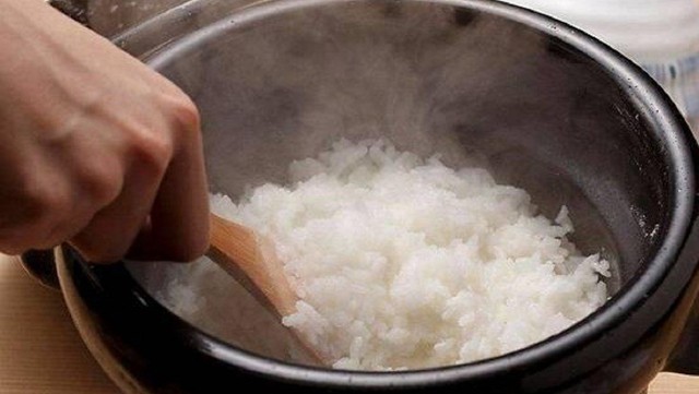 Mách bạn cách nấu cơm dẻo thơm, lâu thiu khi trời nắng nóng - Ảnh 4. Mách bạn cách nấu cơm dẻo thơm, lâu thiu khi trời nắng nóng - Ảnh 4.