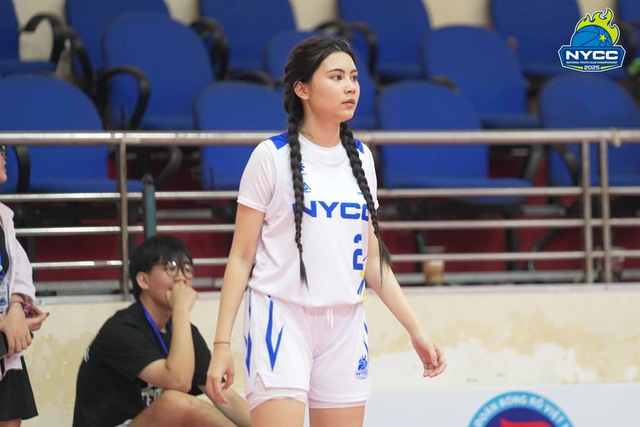 Con gái út MC Quyền Linh gây sốt với vẻ đẹp trong trẻo tại trận bóng rổ
- Ảnh 4. Con gái út MC Quyền Linh gây sốt với vẻ đẹp trong trẻo tại trận bóng rổ
- Ảnh 4.