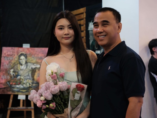 Con gái út MC Quyền Linh gây sốt với vẻ đẹp trong trẻo tại trận bóng rổ
- Ảnh 3. Con gái út MC Quyền Linh gây sốt với vẻ đẹp trong trẻo tại trận bóng rổ
- Ảnh 3.
