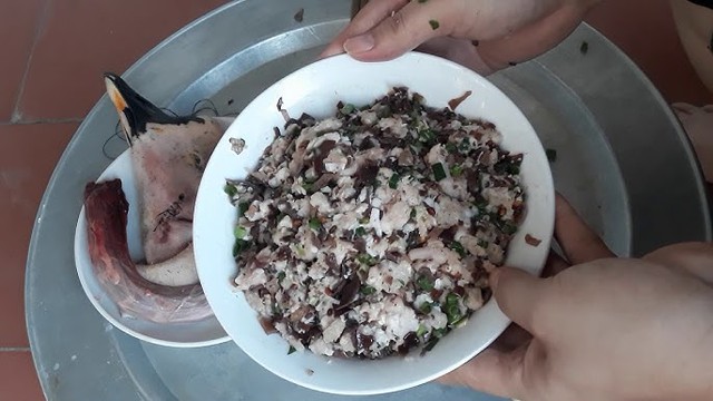 Gom từng cái cổ ngan từ quê ra phố, tôi làm món dồi cổ ngan ngon bất bại, đậm vị quê và ký ức về mẹ- Ảnh 2. Gom từng cái cổ ngan từ quê ra phố, tôi làm món dồi cổ ngan ngon bất bại, đậm vị quê và ký ức về mẹ- Ảnh 2.